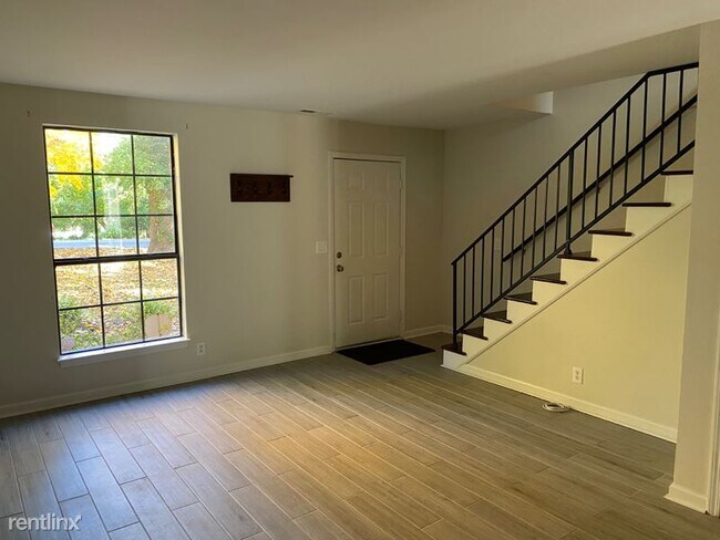 Building Photo - 2 br, 1.5 bath Townhome - 1611 Stokes Lane