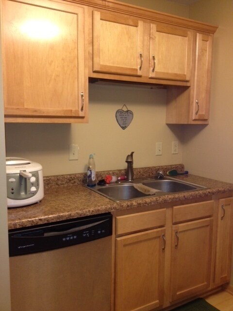 Building Photo - Nice End Unit town home in a small neighbo...
