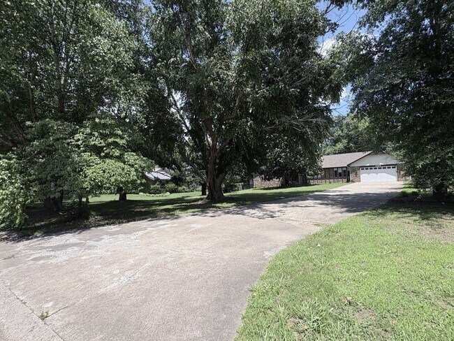 Foto del edificio - Remarkable 4 bed 2.5 bath w/ basement in Siloam Springs