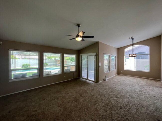 Foto del edificio - 4 Bedroom Home Near N McQueen Rd and E Cha...