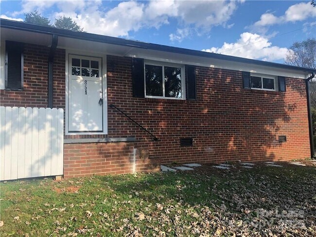 Foto del edificio - 849 Crestway Dr