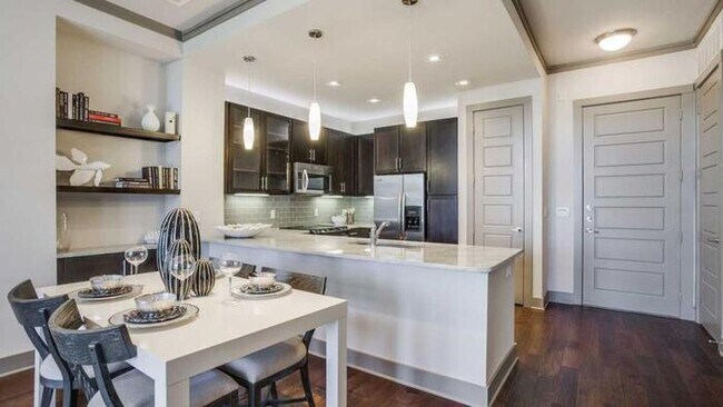 Foto del edificio - 2828 Lemmon Ave E