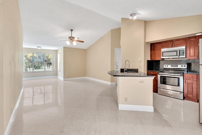 Foto del edificio - 3340 Pinewalk Dr N