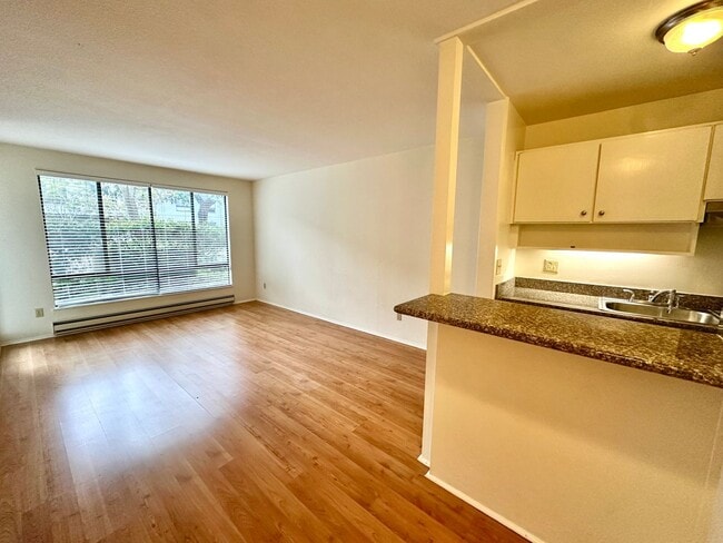 Building Photo - First Floor Studio Available in Watergate Complex of Emeryville!