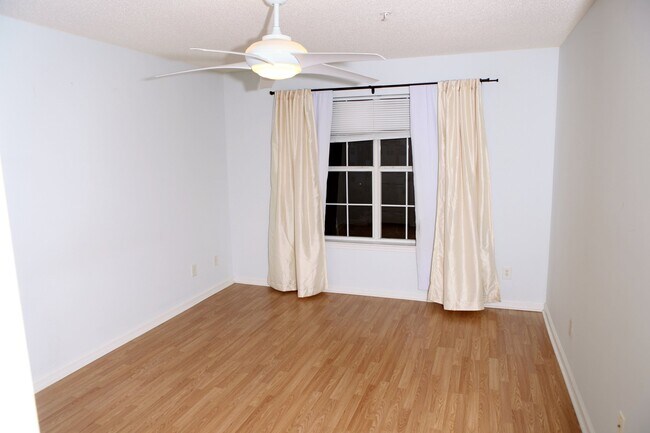 Foto del edificio - 4304 Walden Park Dr