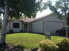 Building Photo - 880 Scarborough Dr