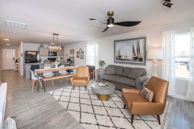 Área de estar de concepto abierto - 4925 Abbington Oaks Wy