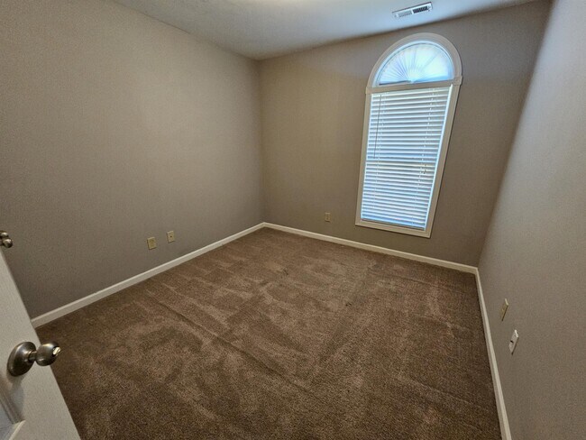 Building Photo - 439 Greentree Dr