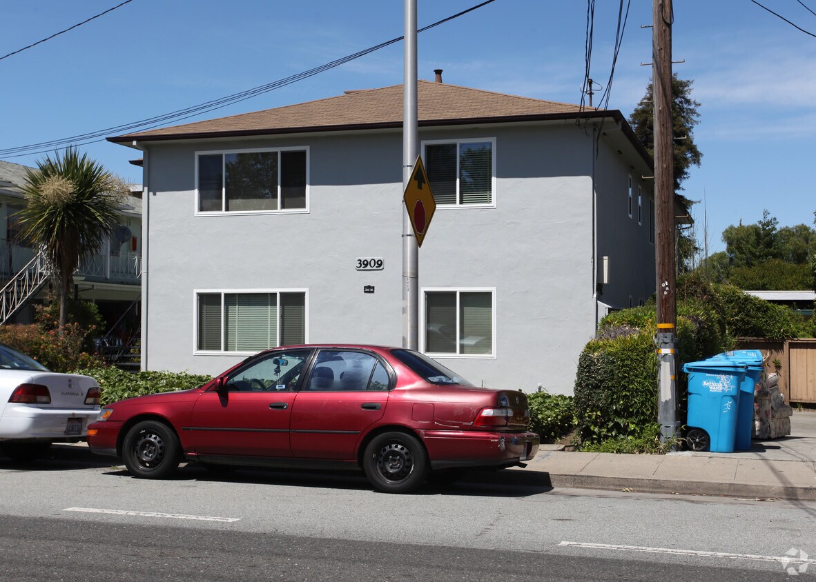 Building Photo - 3909 Pacific Blvd