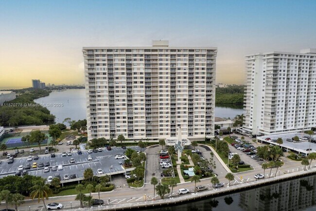Building Photo - 300 Bayview Dr