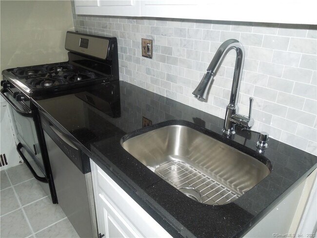 Foto del edificio - 70 Strawberry Hill Ave