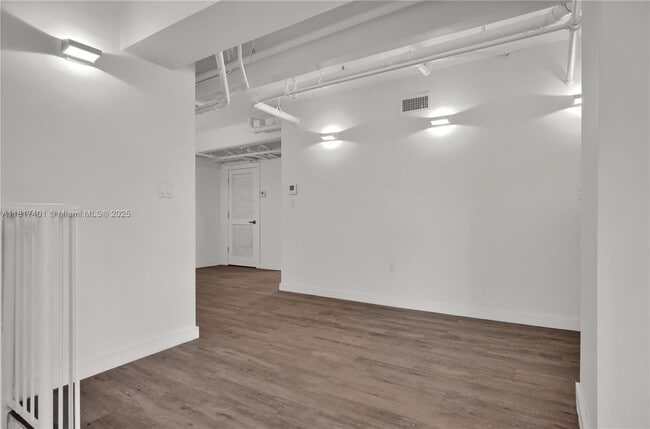Building Photo - 4332 Collins Ave