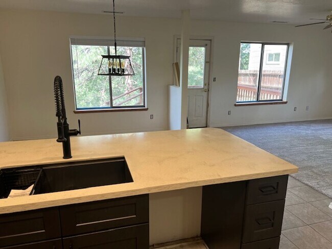 Building Photo - Newly Remodeled Townhome on Pine Cliff Drive