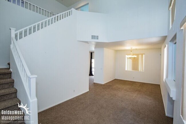 Building Photo - Bright & Spacious 3Bdm 2.5Ba Home with Private Backyard in Las Vegas