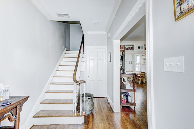 Foto del edificio - Wonderful Woodley Park Row Home with Free ...