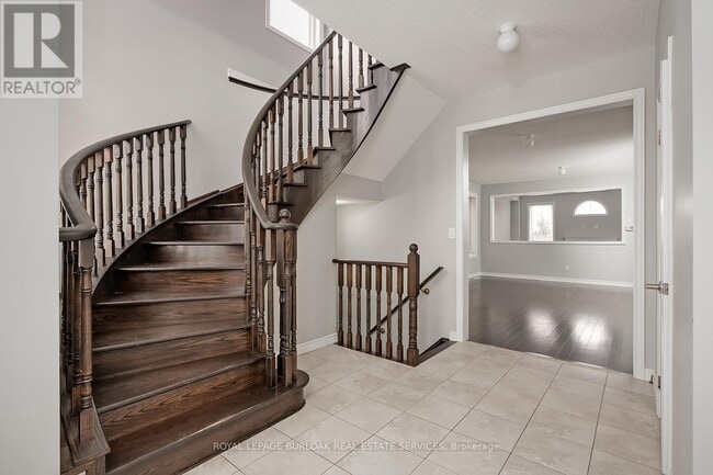 Building Photo - 2105 Falling Green Dr