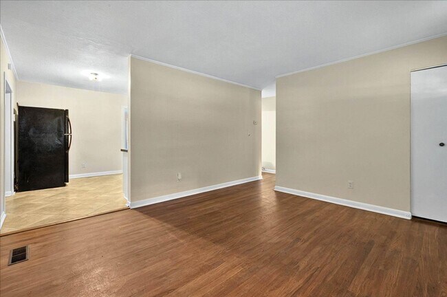 Foto del edificio - 4 bed 2 bath house, walk to stadium! Available August 2026