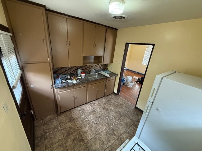 Kitchen - 2527 Fort Blvd