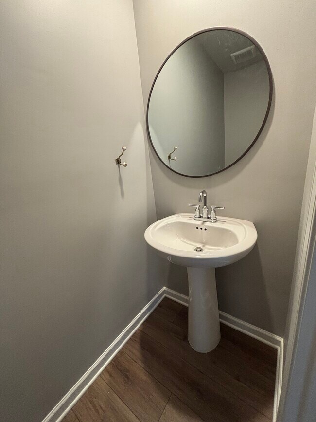 03_Baño de la planta baja - 1202 Old Fort Dr