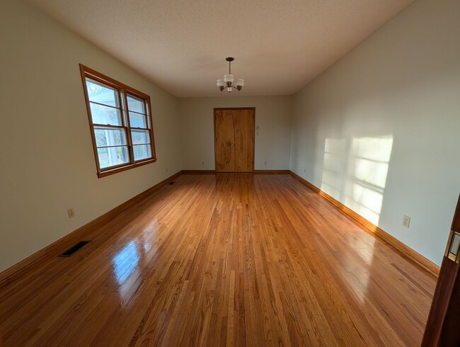 Building Photo - Available to Show