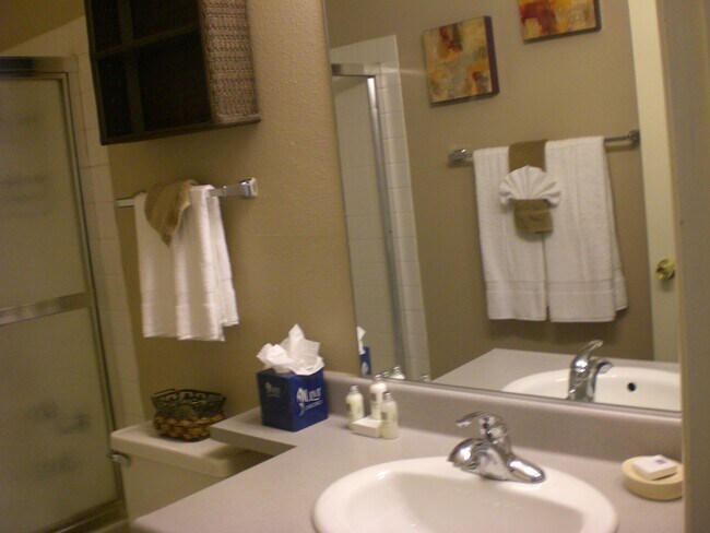 Foto del edificio - Two bedroom, one bathroom, third floor con...