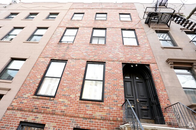 Building Photo - 557 Henry St