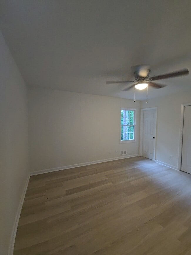 Building Photo - 2347 Greenway Dr