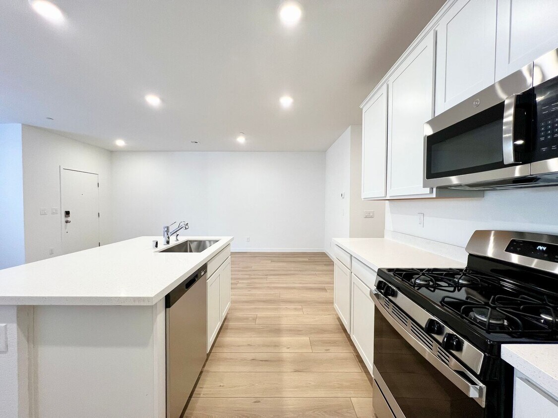 Foto principal - BRAND NEW! NEVER LIVED IN! 3BD/2.5BA HOME ...