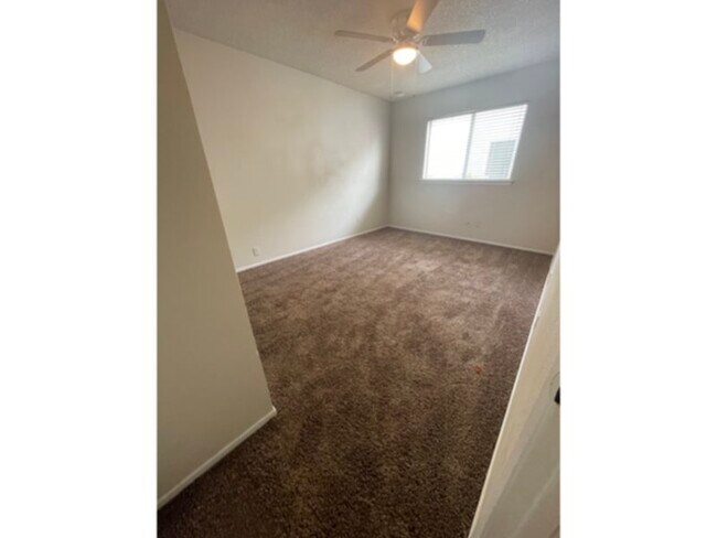 Foto del edificio - freshly painted , new carpet, big yard wit...