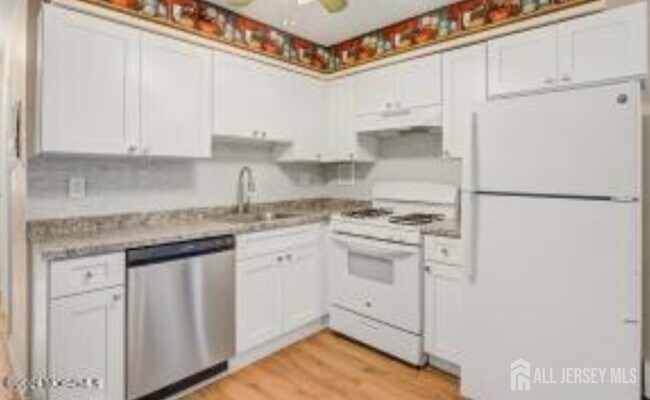 Foto del edificio - 400 Cranbury Rd