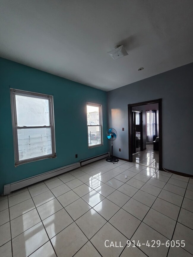 Building Photo - 104 Oak St