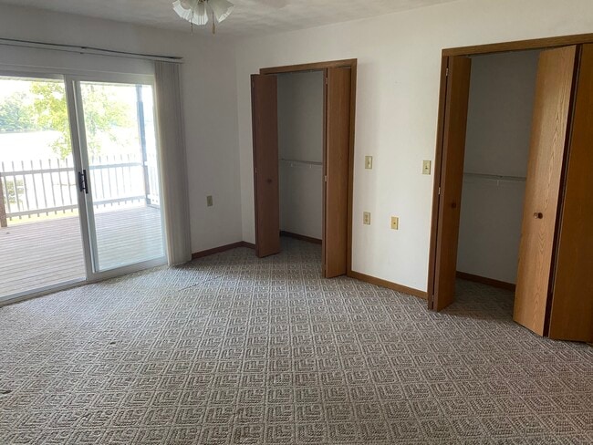 Building Photo - 1020 Lakeshore Dr