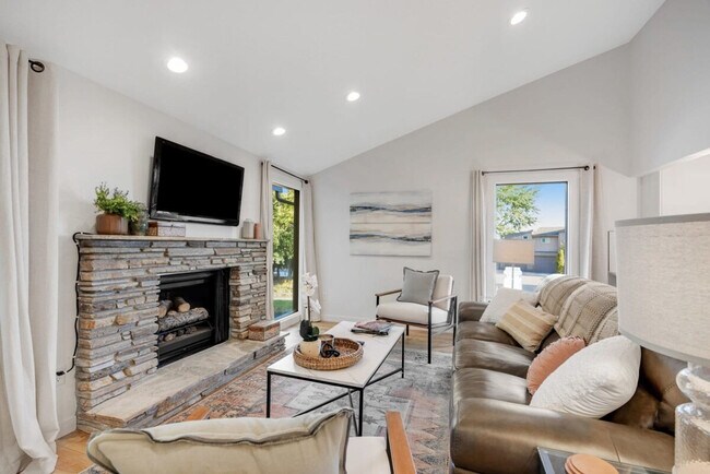 Foto del edificio - 2890 N Mountain Rd