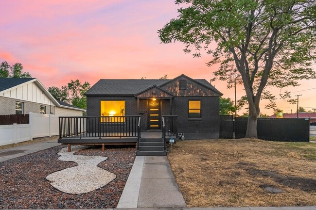 Building Photo - 983 N Poinsettia Dr