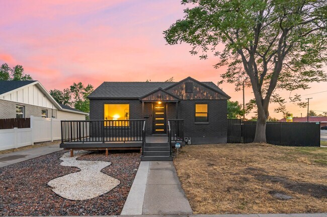 Foto del edificio - 983 N Poinsettia Dr