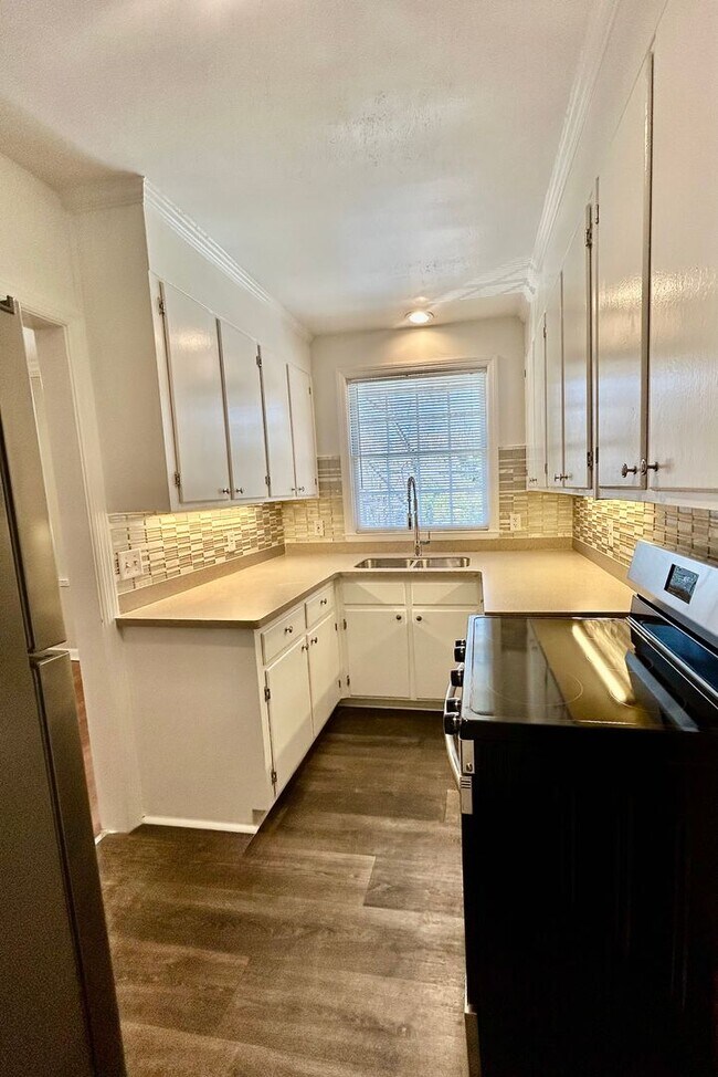 Foto del edificio - Charming Upstairs Unit - Steps from Habers...