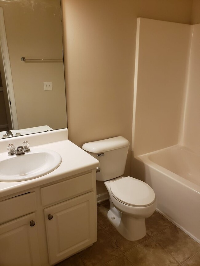 Building Photo - 3 bedroom 2.5 Bath For rent