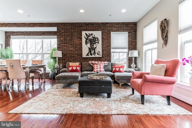 Building Photo - 4560 Longfellow St