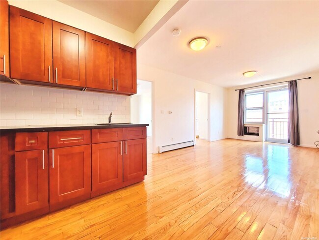 Foto del edificio - 31-53-53 Linden Pl