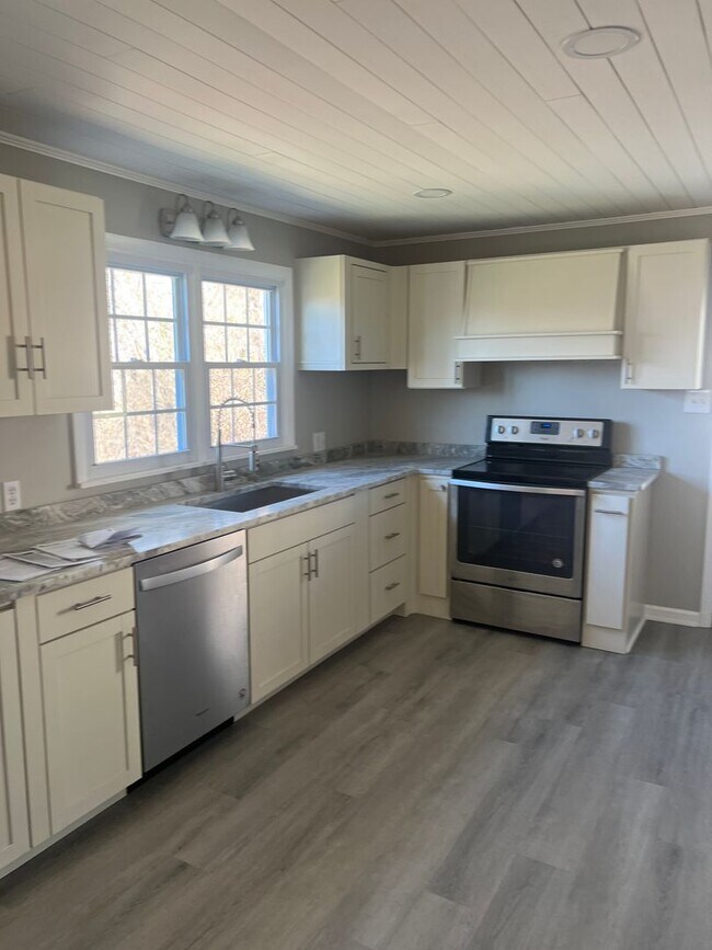 Building Photo - Updated 2 bedroom, 1 bath in Bristol VA