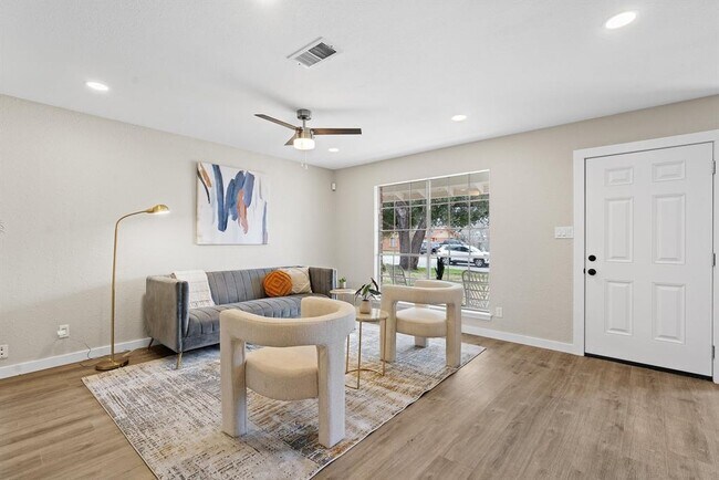 Building Photo - 701 Ridge Crest Dr