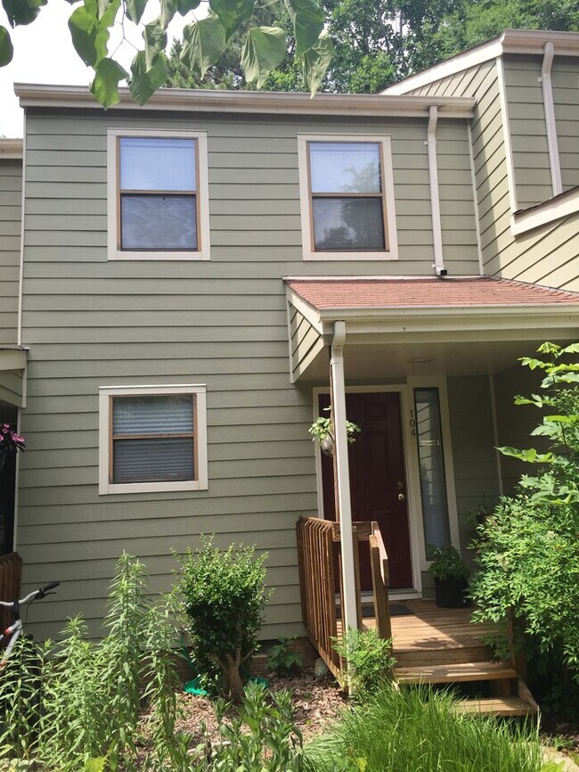 Foto del edificio - 104 Cedarwood Ln