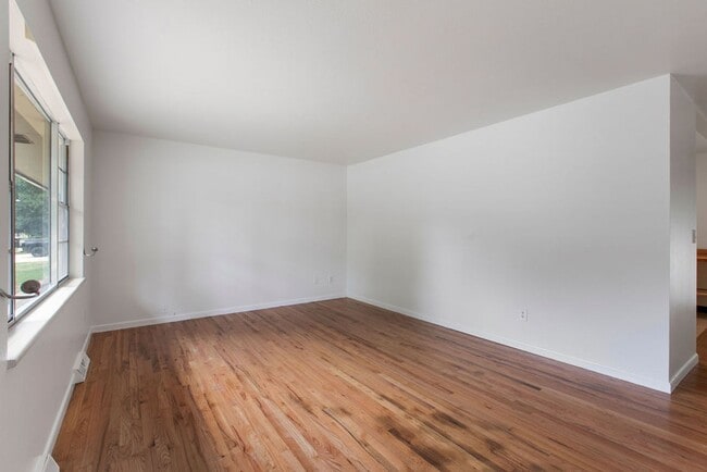 Building Photo - Spacious 5 Bedroom, 2 Bath Home with Finis...