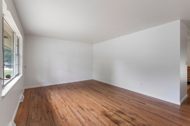 Foto del edificio - Spacious 5 Bedroom, 2 Bath Home with Finished Basement and Attached Garage