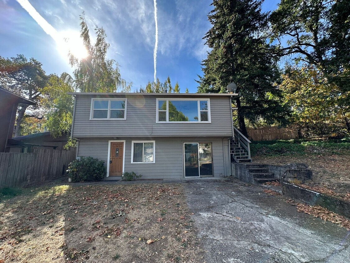 Primary Photo - 407 E Eugene St