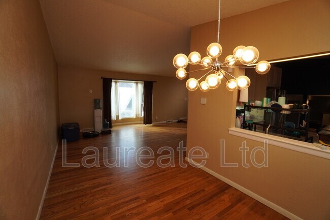 Foto del edificio - 562 N Revere St