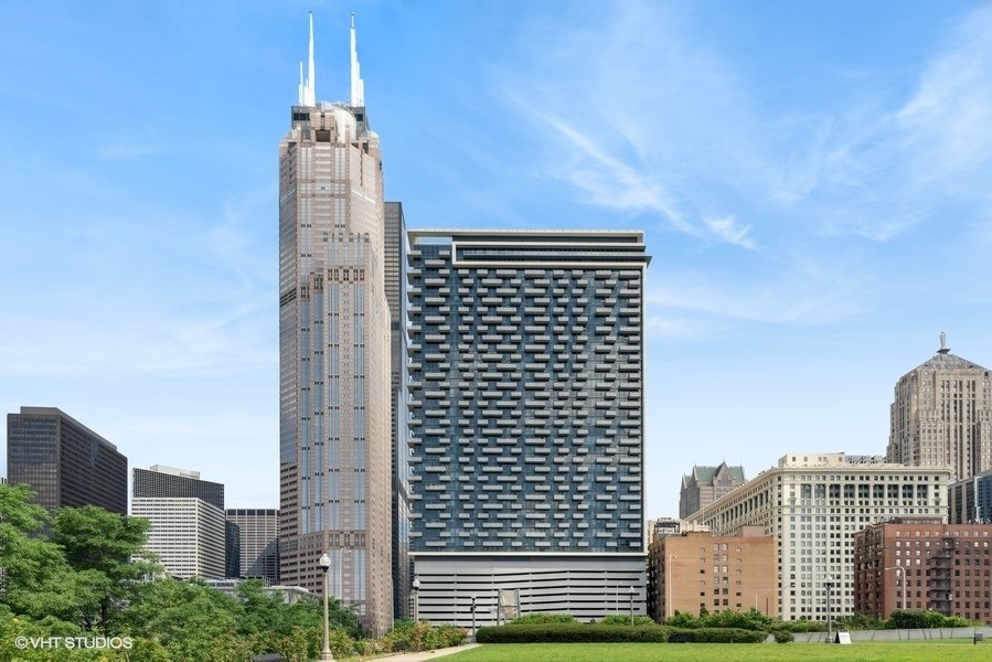 Foto principal - 235 W Van Buren St