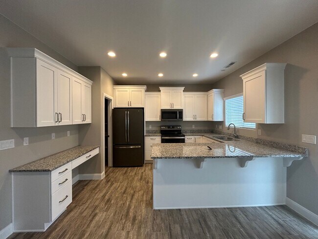 Foto del edificio - Shadow Ridge Townhome #33!  End Unit!!