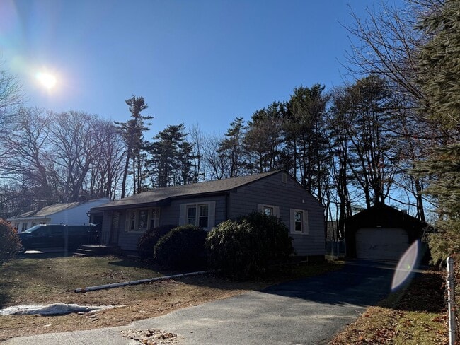 Building Photo - 5 Downeast Ln., Scarborough-3BR/1BA Single Family House available 01/01/2026 Rent $3,000.00/mo. +...