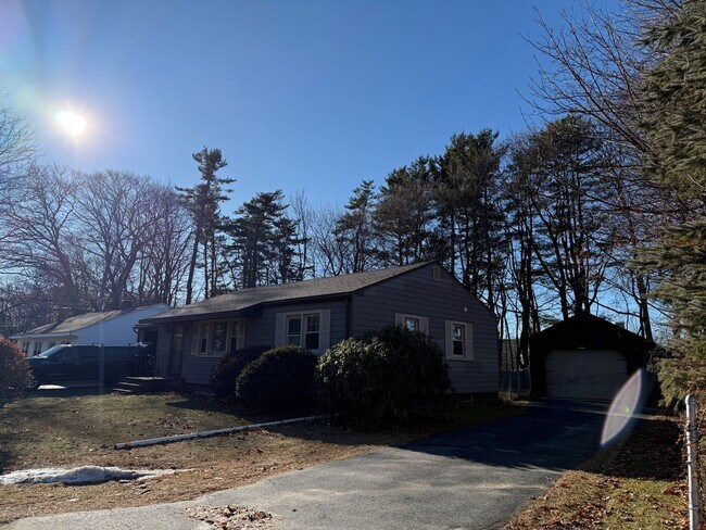 Foto del edificio - 5 Downeast Ln., Scarborough-3BR/1BA Single Family House available 01/01/2026 Rent $3,000.00/mo. +...